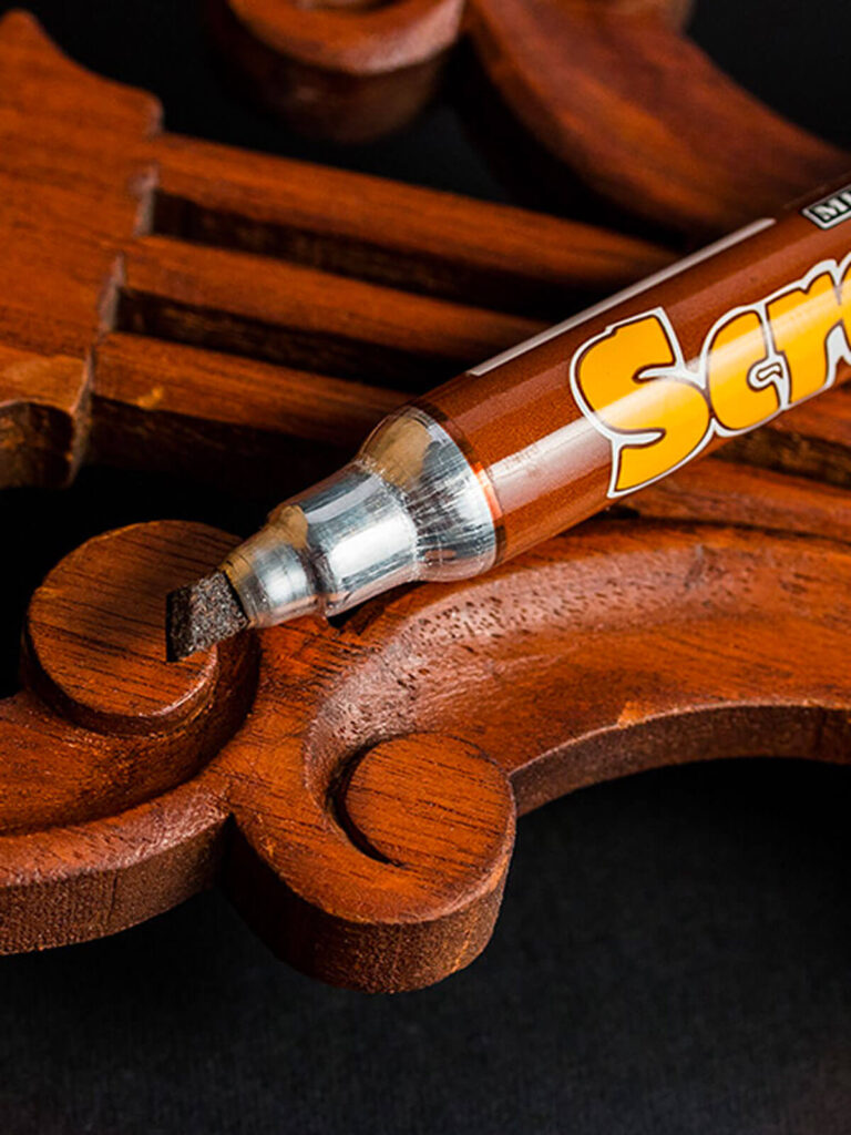 Pennarello Scratch Fix, pennarello ideale per il ritocco del legno, distribuito da Ullmann dal 1985